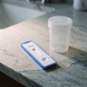 THC urinprøve ved siden av tomt prøvebeger