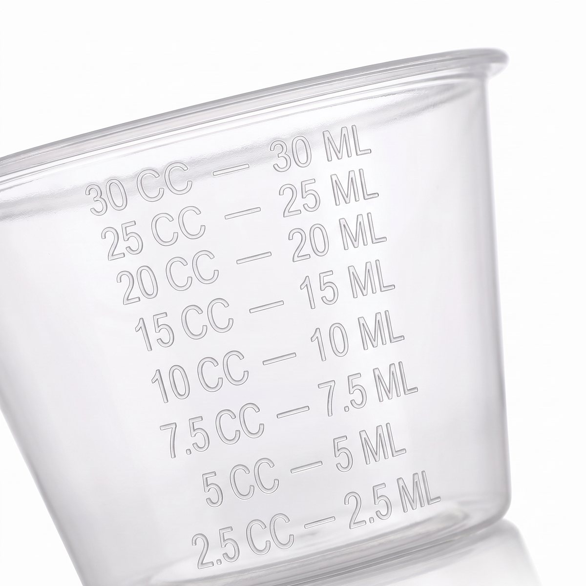 Nærbilde av måleskalaen preget i prøvebegeret, fra 2,5 til 30 ml