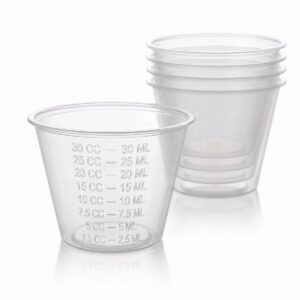 Gjennomsiktig prøvebeger på 30 ml med måleskala, med en stabel på fem begre bak
